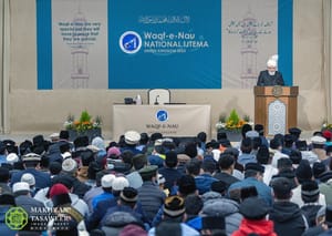 “Esforzarse por desarrollar un vínculo espiritual inquebrantable con el Jalifa de la época” – El jefe de la comunidad musulmana Ahmadía se dirige a un evento juvenil musulmán (Waqf-E-Nau Ijtema) en Londres